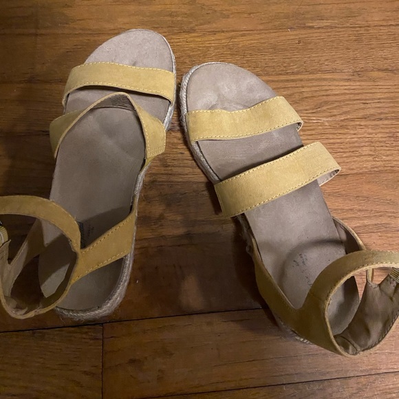 universal threads sandals - Picture 1 of 3